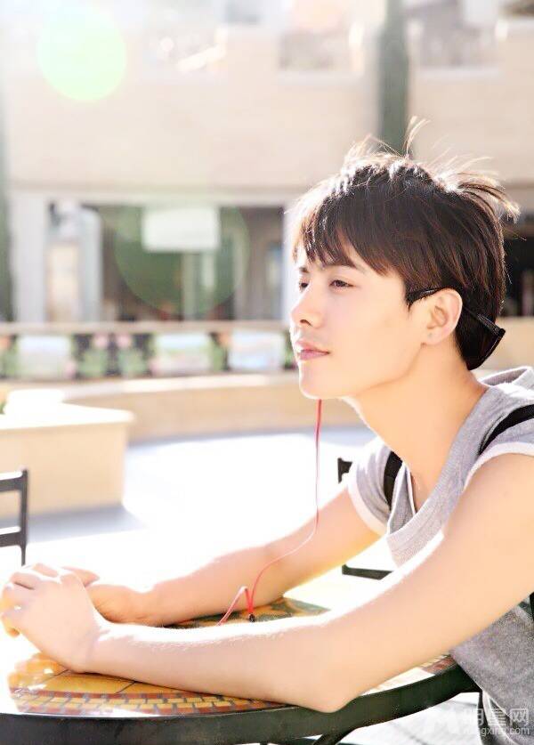 马天宇温暖笑容迷人 大显邻家男生风范