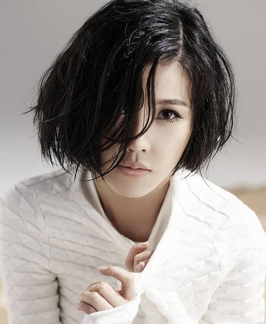 杨子姗纯白穿着展清新可人气质