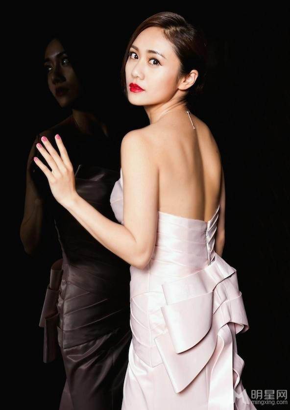 时尚辣妈刘芸深V性感写真