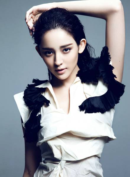 女明星古力娜扎彰显简约优雅OL风