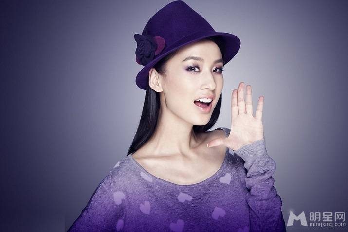 女演员黄圣依展青春活力气息组图