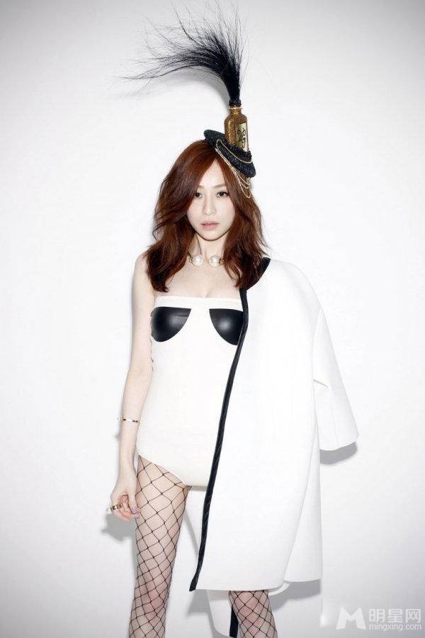 台湾女明星王心凌性感裸背大展诱惑迷人写真
