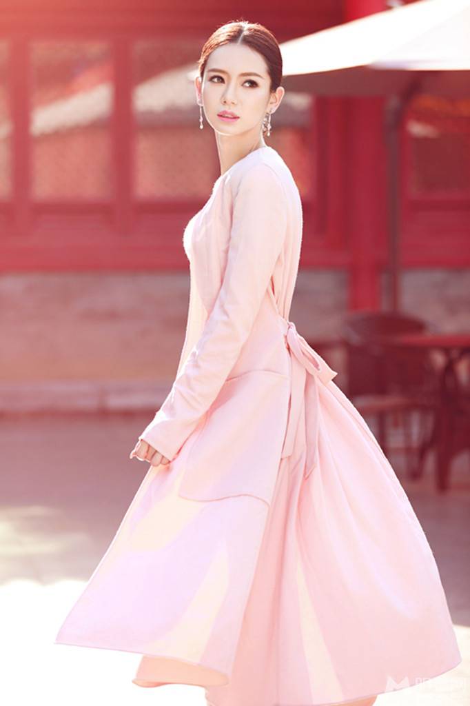 戚薇暖秋时尚知性搭配写真大片