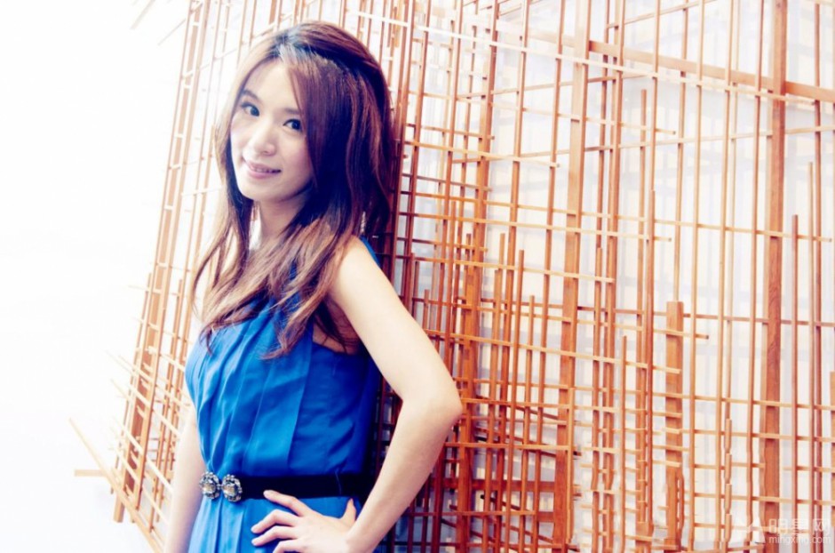 台湾女歌手田馥甄蓝色美裙显清爽可人