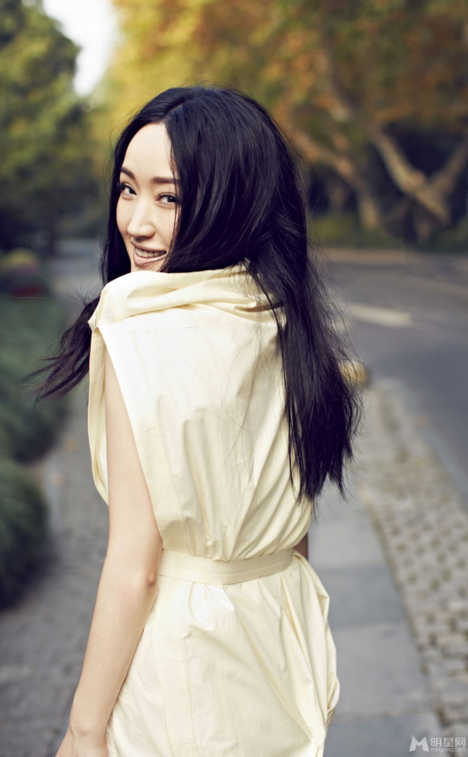 杨钰莹散发小清新文艺范写真