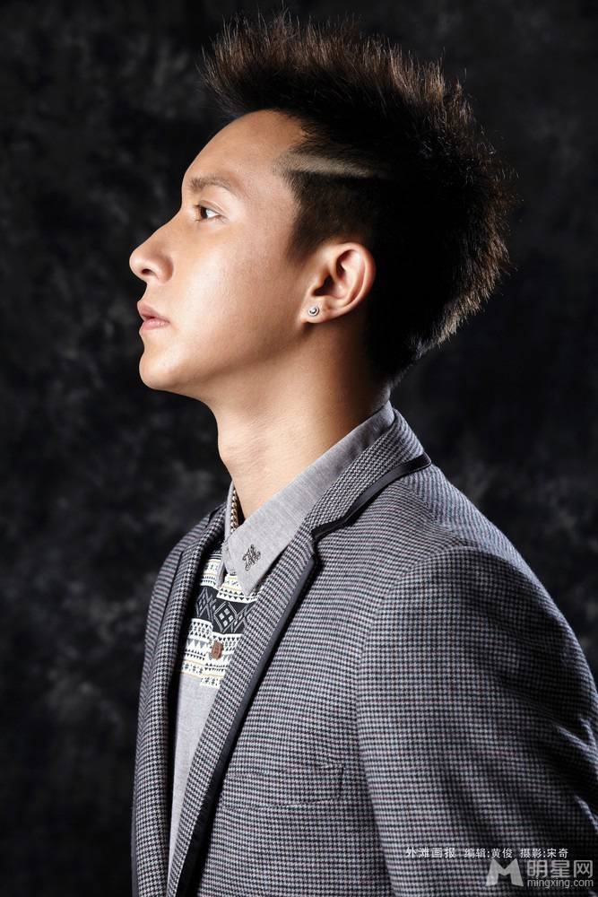 韩庚帅气登上杂志封面 潮男魅力尽展