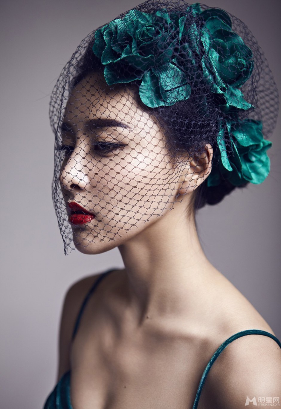 女演员贾青复古冷美人写真