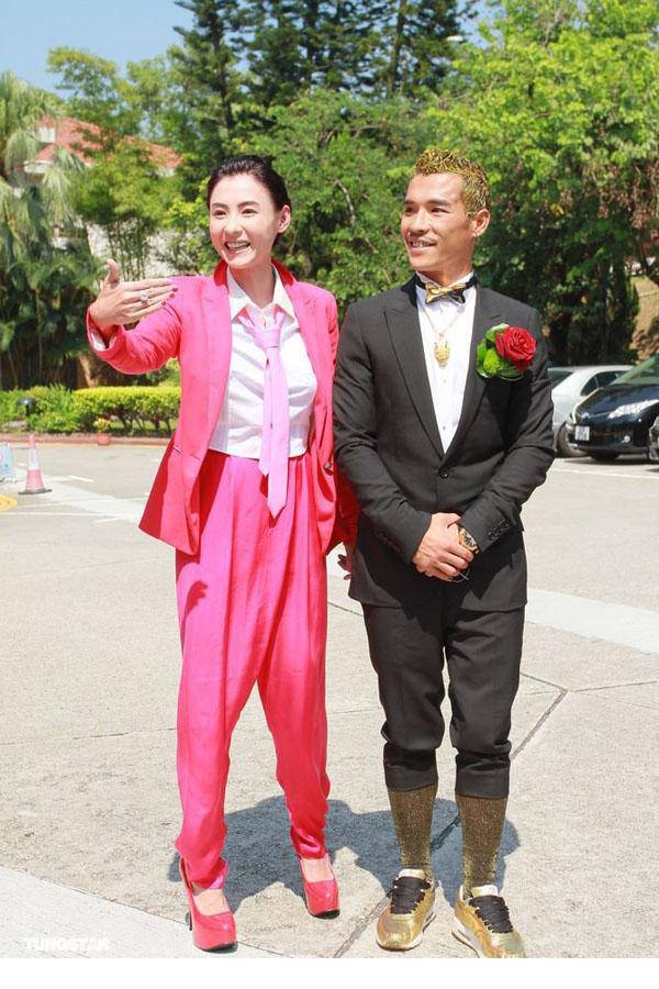 辣妈张柏芝携两个儿子喜庆亮相