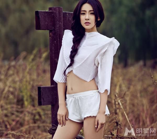 贾青露脐上阵展窈窕曲线户外照