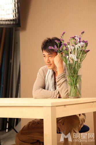 林峰帅气黑衬衫写真 尽展潮男魅力