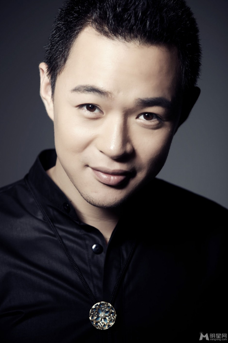 董春辉黑白西装时尚写真 神似张国荣