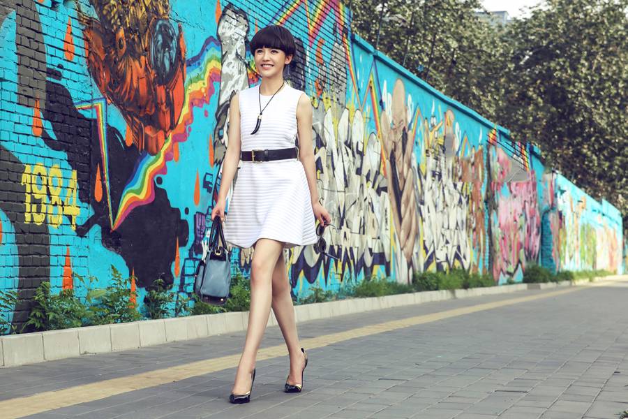 杨子姗气质短发尽显别样风情街拍照