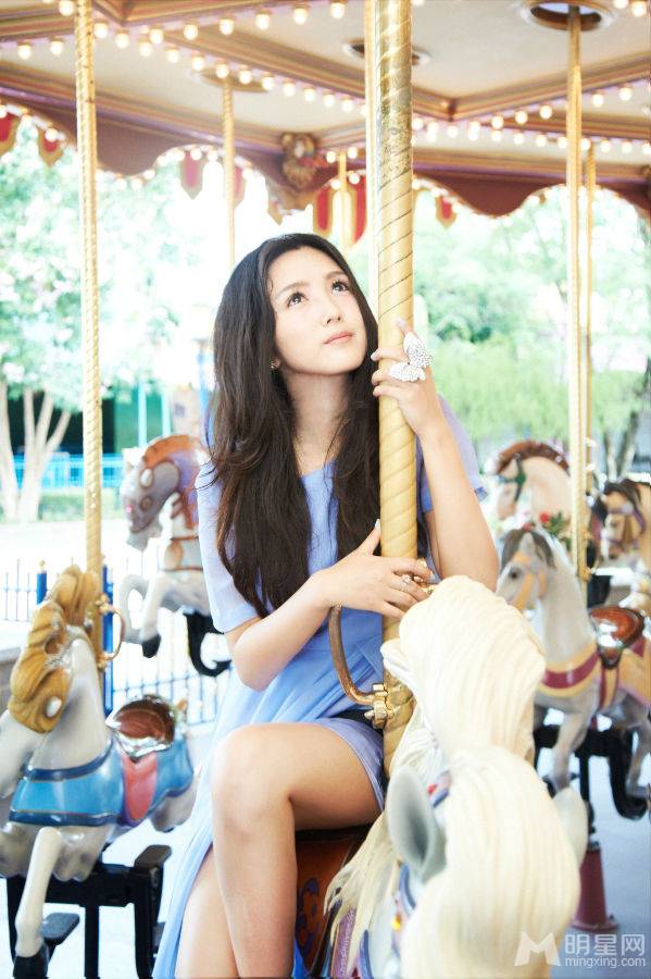 何洁游乐场演绎甜美公主写真