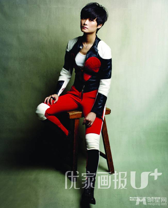 女歌手李宇春演绎中性魅力写真