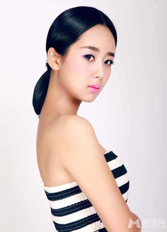 杨紫条纹裙装尽显时尚成熟魅力