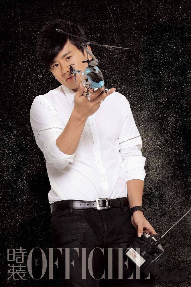 张杰帅气登上时装杂志 简约西服秀型男气质