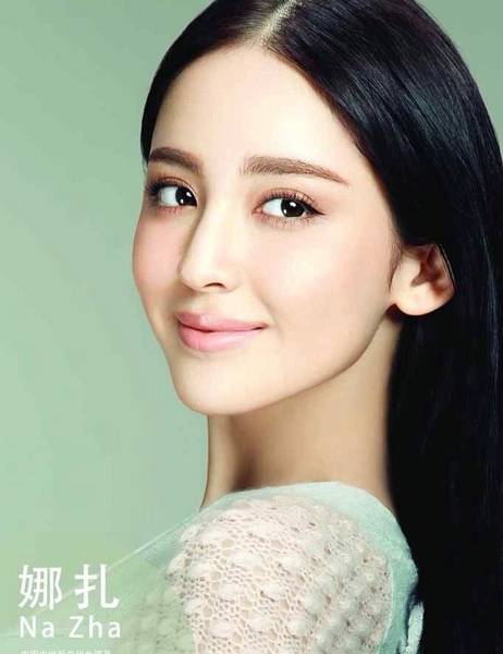 女明星古力娜扎彰显简约优雅OL风