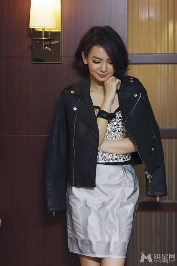 女明星戚薇大秀香肩美背写真