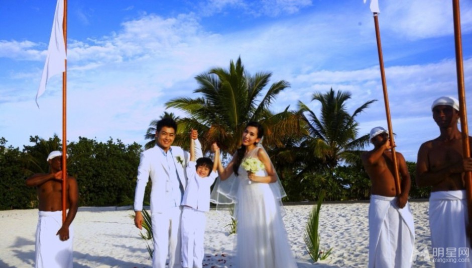 林志颖夫妇搞怪创意婚纱照微博曝光