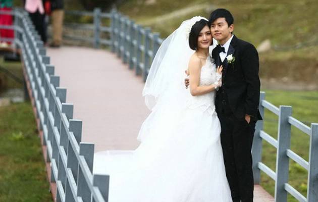 谢娜和老公张杰大秀甜蜜婚纱照