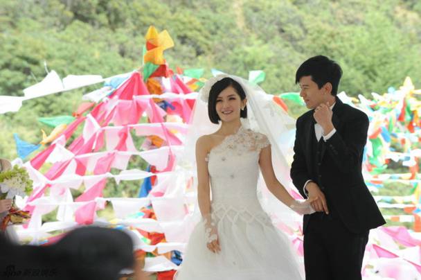 谢娜和老公张杰大秀甜蜜婚纱照