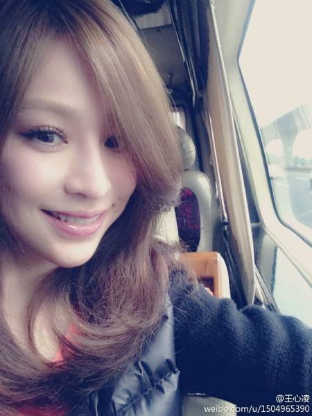 爱笑台湾女星王心凌自拍照