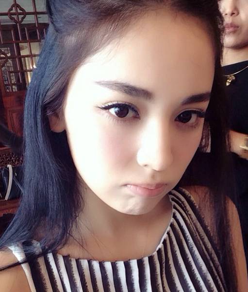 气质女星古力娜扎自拍照曝光