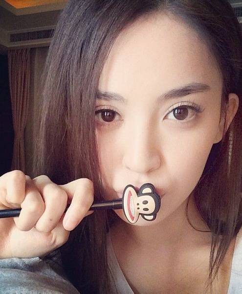 气质女星古力娜扎生活自拍美照