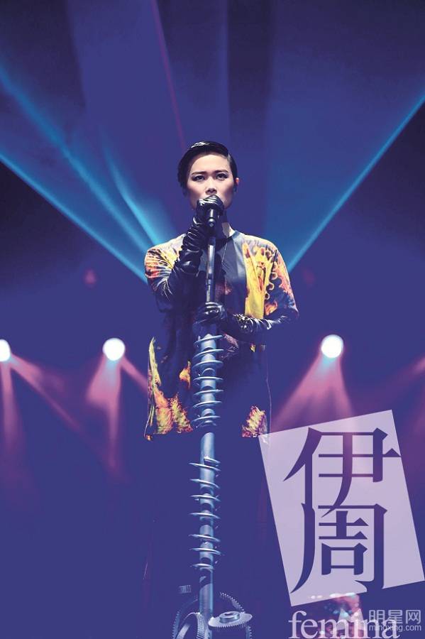 女歌手李宇春展现流行酷炫风格写真