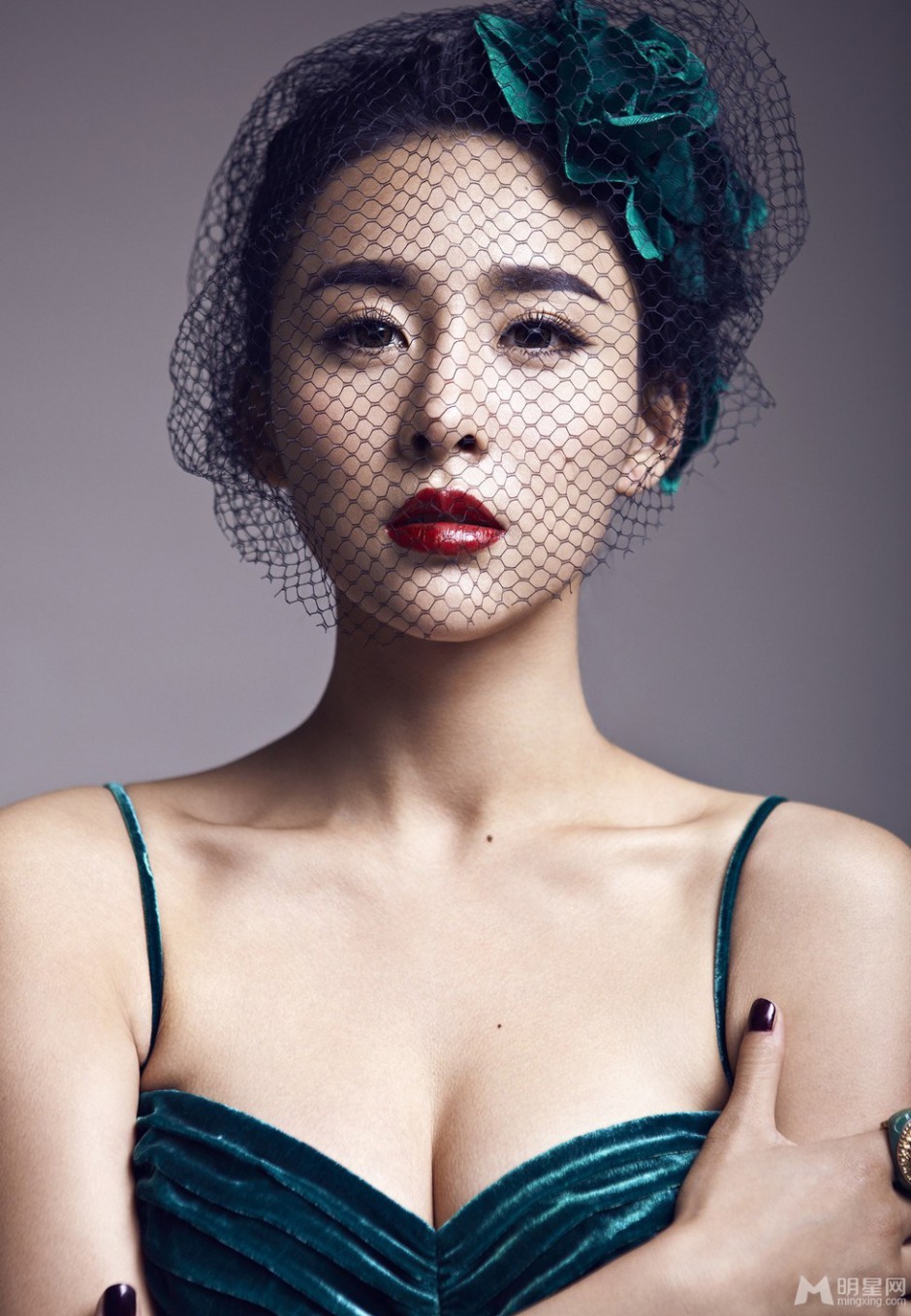 女演员贾青复古冷美人写真