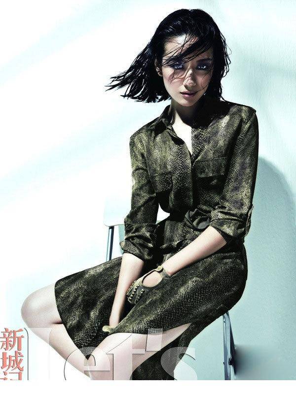 董洁烟熏妆演绎冷艳魅力迷人写真