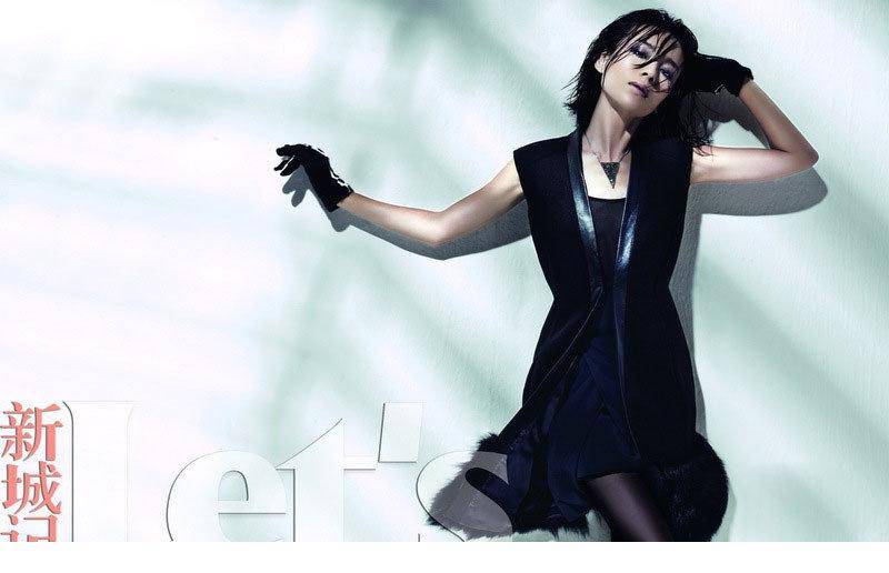 董洁烟熏妆演绎冷艳魅力迷人写真
