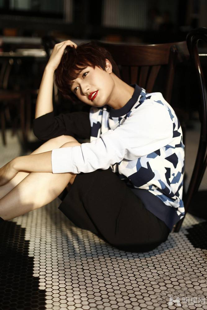 阎娜个性造型红唇时尚街拍