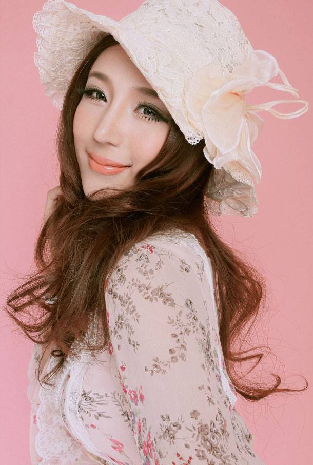 王曼妮碎花裙春日甜美时尚造型