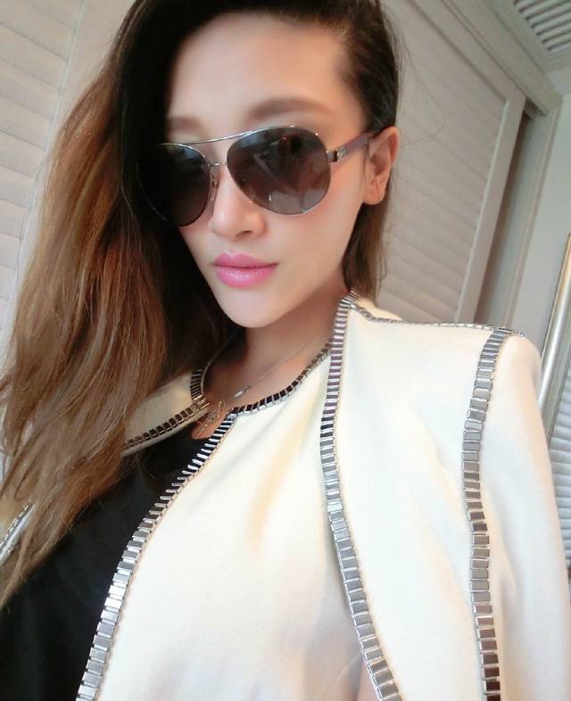 徐茜儿时尚墨镜造型自拍秀