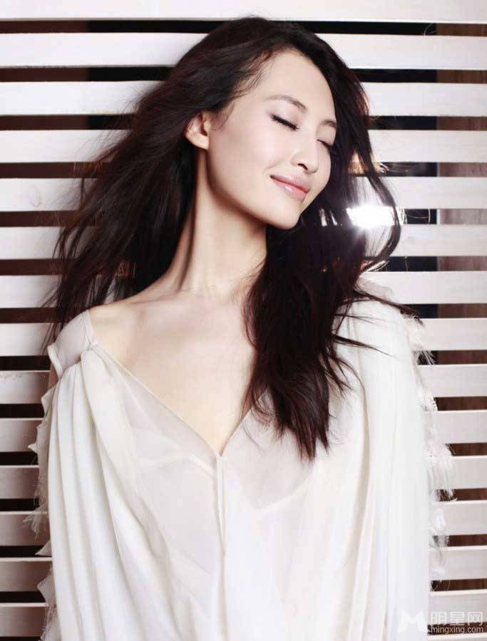 女歌手杨洋纯白色唯美风格写真