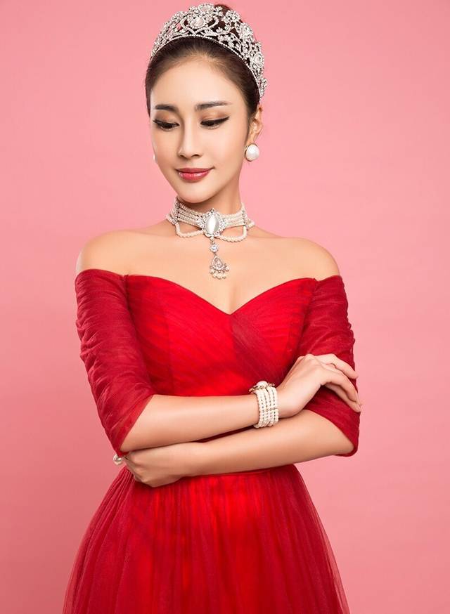 美女明星模特安金莉娅红裙惊艳写真