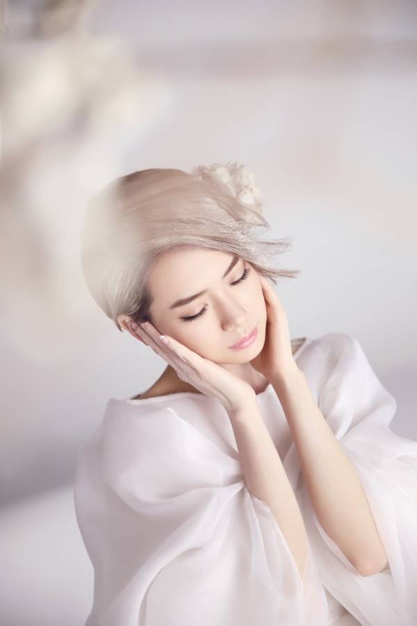 戚薇化身纯白雪之女神唯美梦幻写真集
