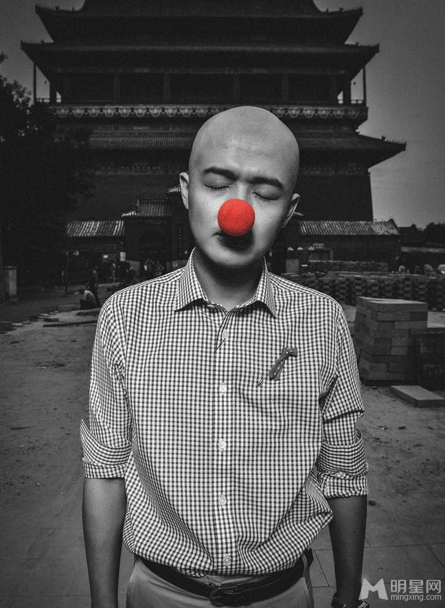 现代感十足包贝尔格子衬衫黑白写真