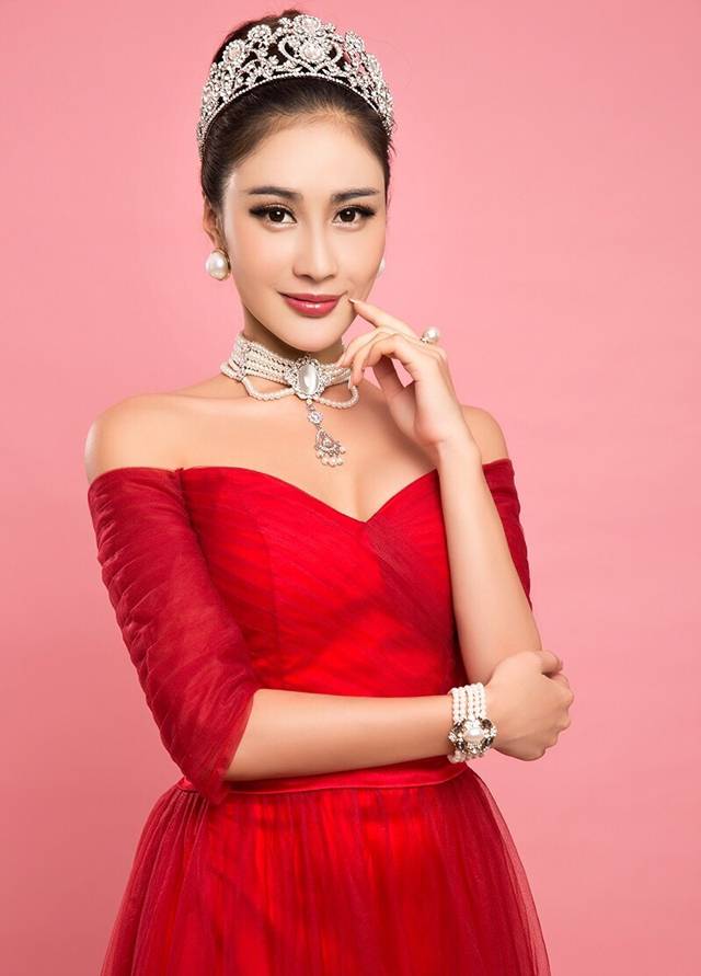 美女明星模特安金莉娅红裙惊艳写真