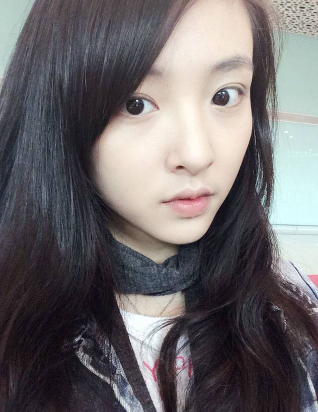 吴倩素颜清纯可爱生活照