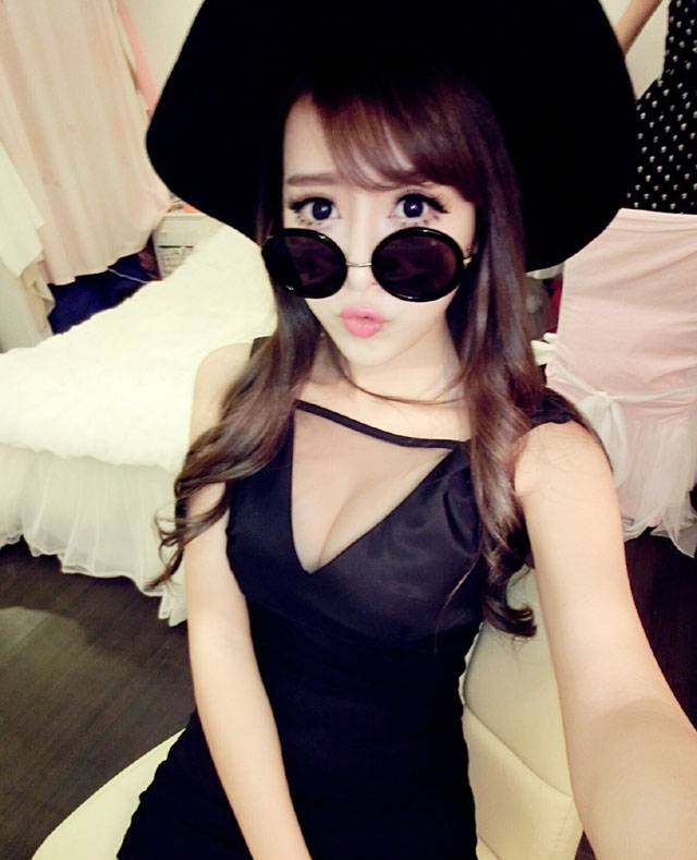 宅男女神王曼妮性感自拍