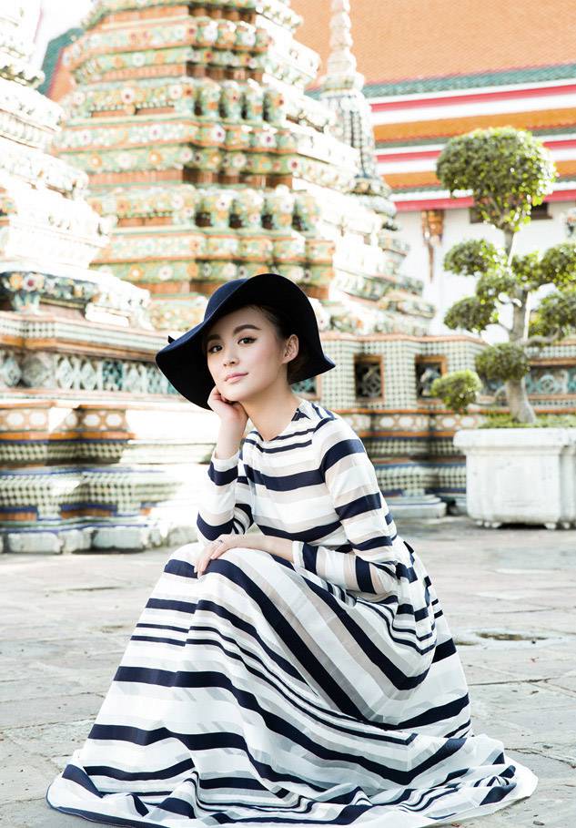 毛林林游玩泰国 条纹长裙演绎异国风情
