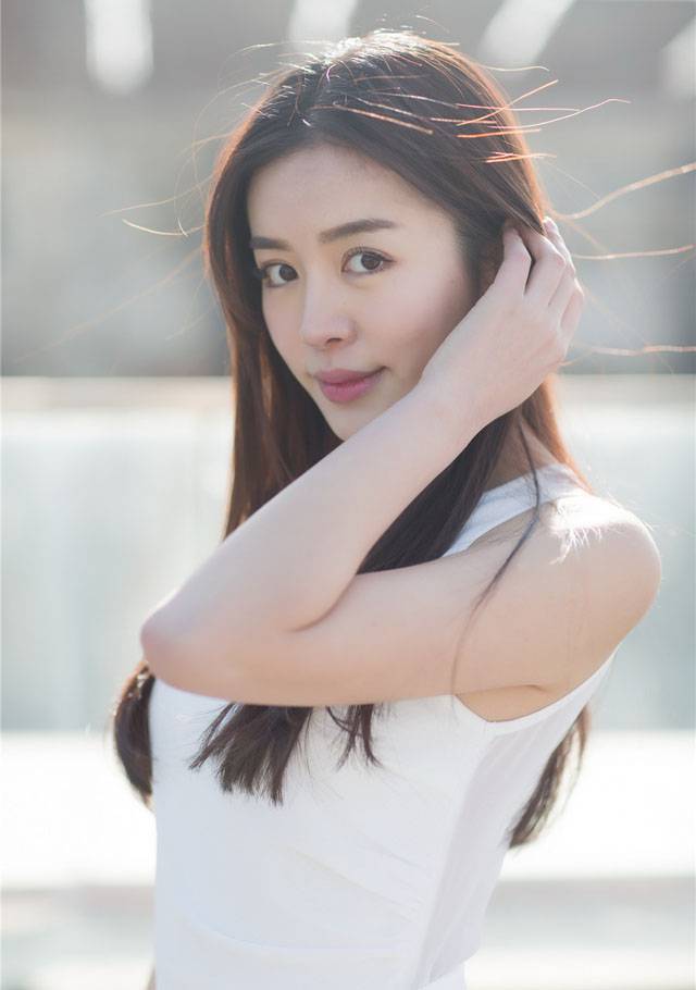 赵多娜素雅白裙清新可人