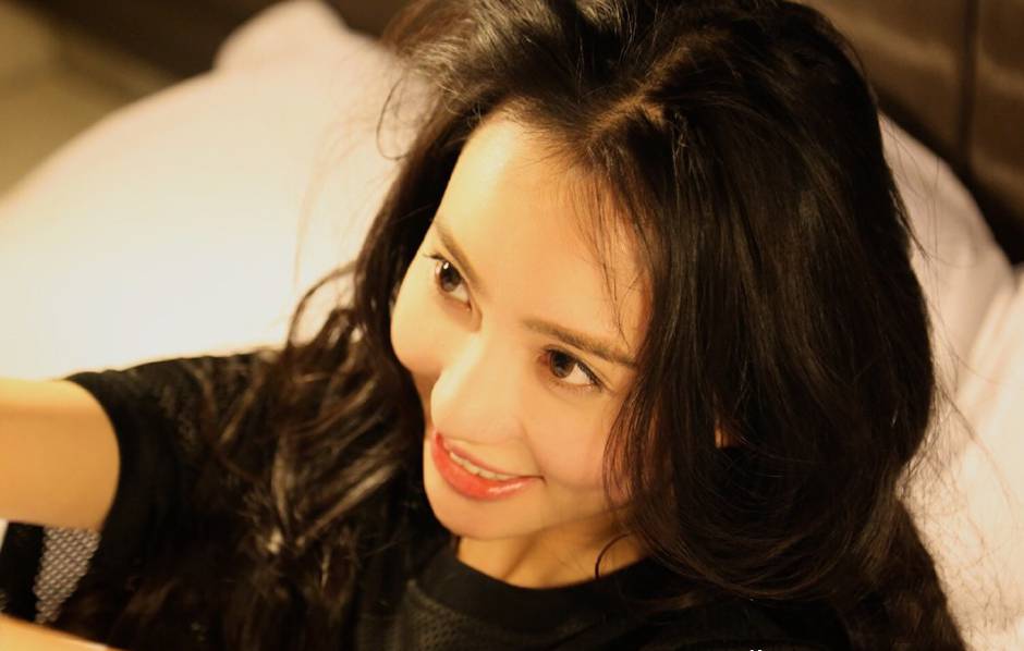 刘萌萌居家造型甜美杂志抓拍