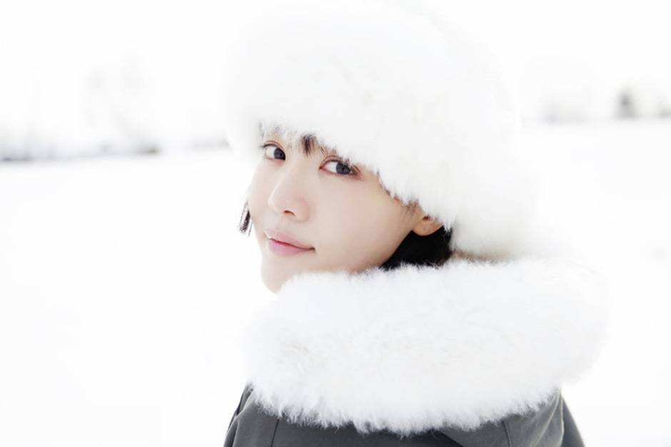 甜美明星美女邓家佳冬日雪地唯美写真