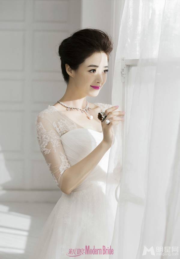 蒋欣身披纯白个性婚纱登杂志封面