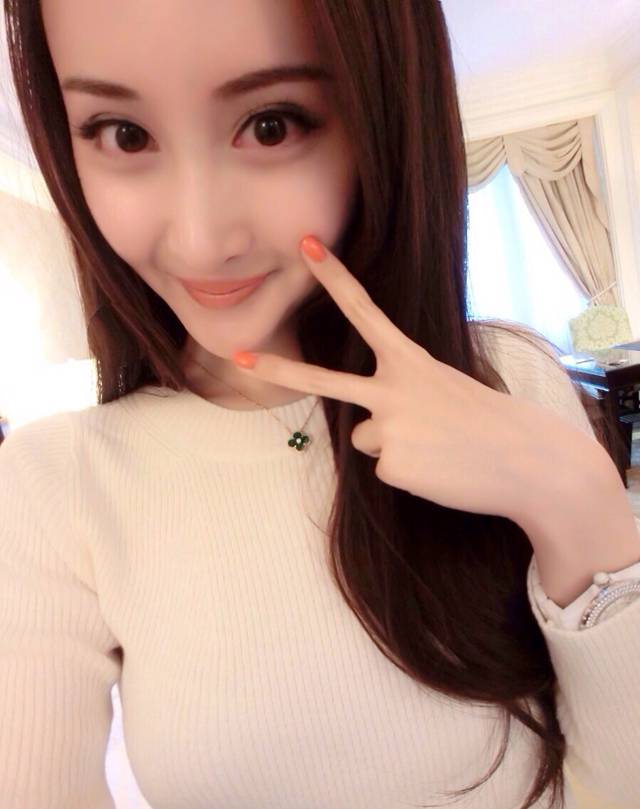 王若心甜美自拍生活照