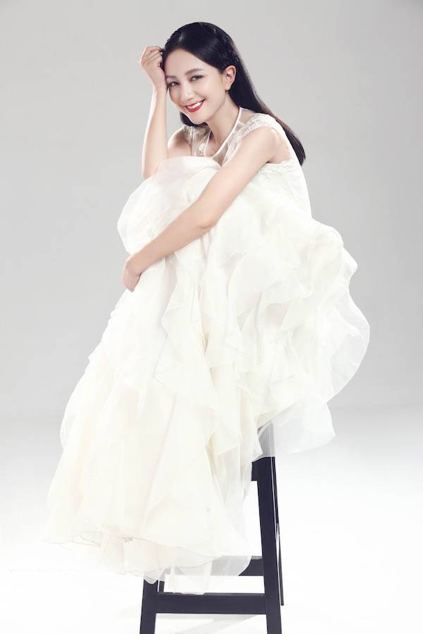 女演员李倩纯白时尚梦幻婚纱写真
