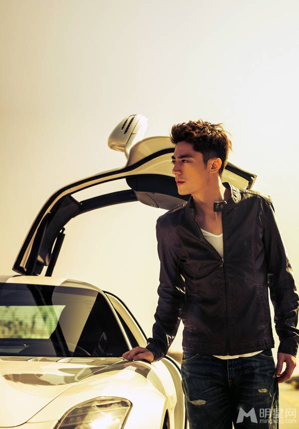 霍建华牛仔裤皮衣帅气携车写真